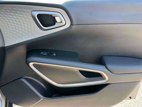 Used 2025 Kia Soul LX w/ LX Technology Package FWD image 10