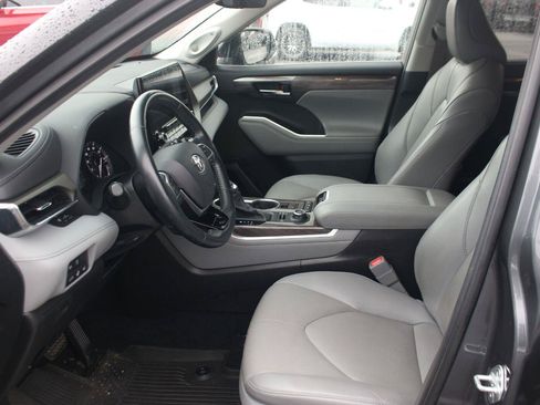 Used 2021 Toyota Highlander Limited AWD/4WD image 16