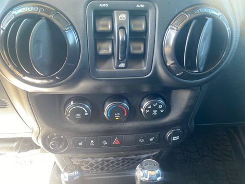 Used 2017 Jeep Wrangler Unlimited Sahara AWD/4WD image 17