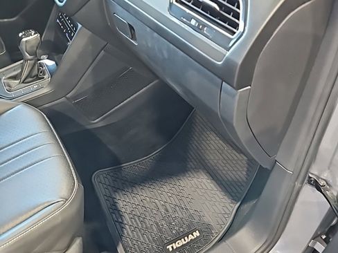 Used 2022 Volkswagen Tiguan SE image 14