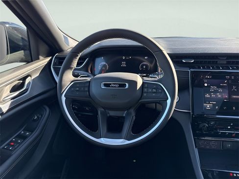 New 2025 Jeep Grand Cherokee L Altitude image 16