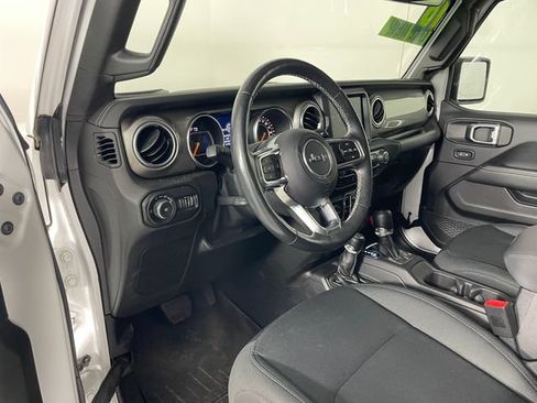 Used 2018 Jeep Wrangler Unlimited Sahara AWD/4WD image 3