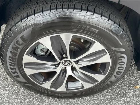 Used 2020 Toyota Highlander XLE AWD/4WD image 36