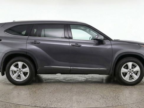 Used 2025 Toyota Highlander LE FWD image 11