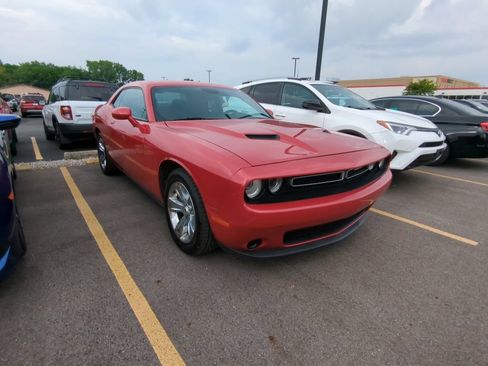 Used 2016 Dodge Challenger SXT RWD image 3