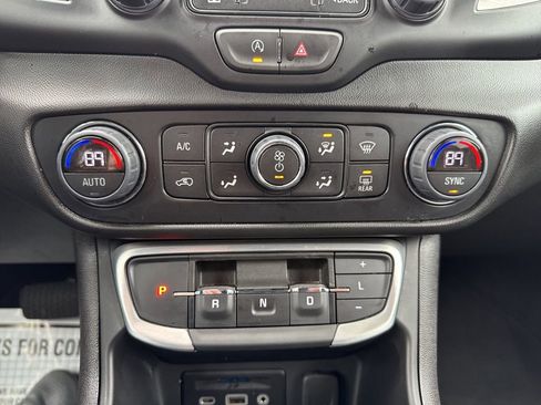 Used 2024 GMC Terrain SLT image 30