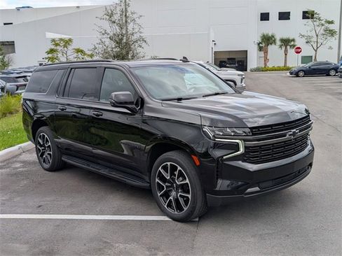 Used 2022 Chevrolet Suburban RST w/ Luxury Package image 2