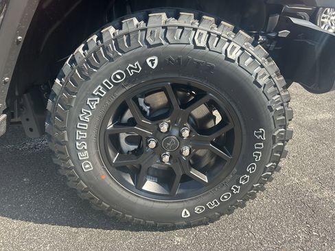 New 2025 Jeep Gladiator Sport image 10