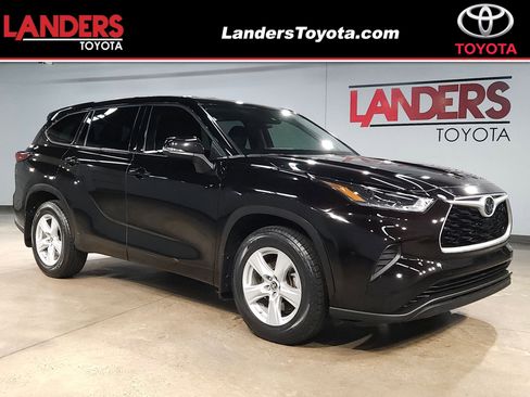 Used 2021 Toyota Highlander L FWD image 1