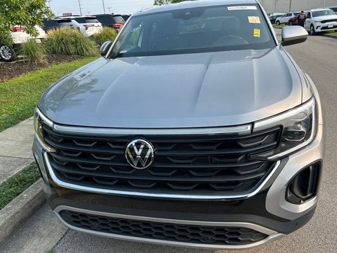 Used 2025 Volkswagen Atlas Cross Sport SE FWD image 2