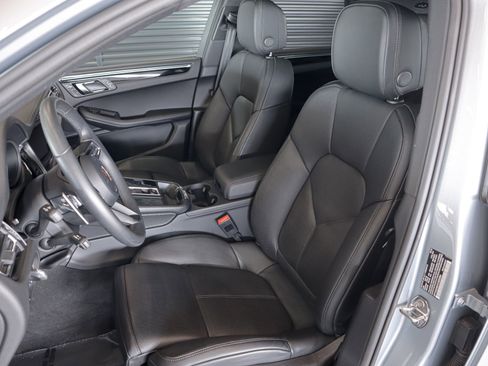 Certified 2026 Porsche Macan AWD/4WD image 5