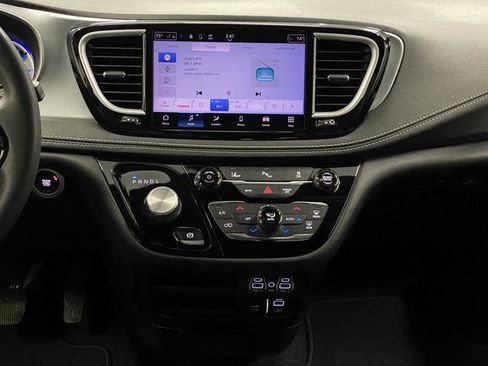 Used 2022 Chrysler Pacifica Touring-L w/ S Appearance Package image 8