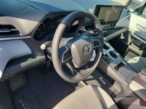 New 2026 Toyota Sienna XLE FWD image 7