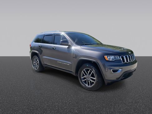 Used 2019 Jeep Grand Cherokee Laredo w/ Laredo X Package AWD/4WD image 3