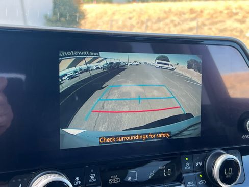Used 2023 Toyota Highlander XLE FWD image 19