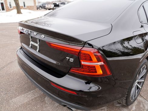 Used 2021 Volvo S60 T5 Momentum image 24