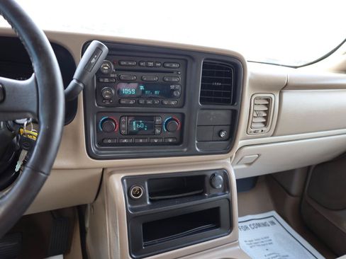 Used 2005 Chevrolet Suburban LT w/ Preferred Equipment Group RWD image 11