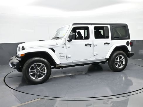 Used 2022 Jeep Wrangler Unlimited Sahara image 2
