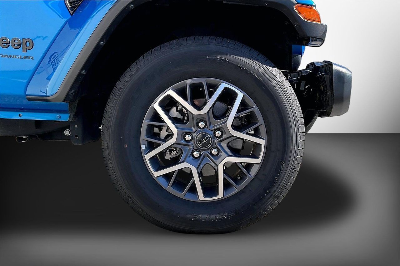 Certified 2025 Jeep Wrangler Unlimited Sahara AWD/4WD image 32