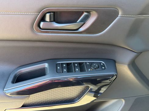 Used 2025 Nissan Pathfinder SV FWD image 13