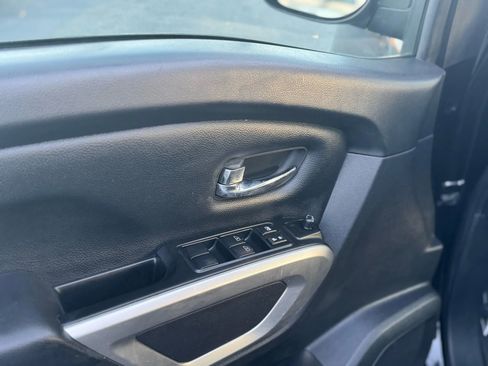 Used 2018 Nissan Titan SV w/ SV Convenience Package image 21