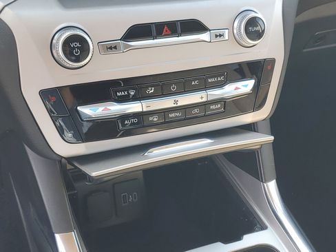 Used 2023 Ford Explorer XLT w/ Equipment Group 202A AWD/4WD image 17