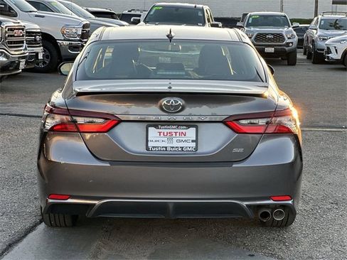 Used 2022 Toyota Camry SE image 5