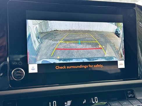 Used 2025 Toyota Camry SE image 13