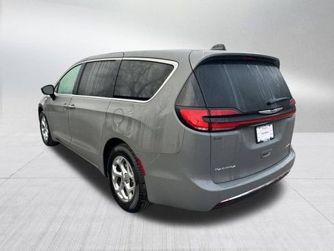 Certified 2024 Chrysler Pacifica Limited image 8