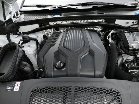 Certified 2025 Porsche Macan AWD/4WD image 19