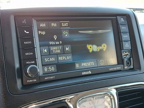 Used 2014 Chrysler Town & Country Touring FWD image 3