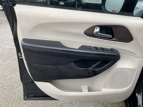 Used 2019 Chrysler Pacifica Touring-L FWD image 17