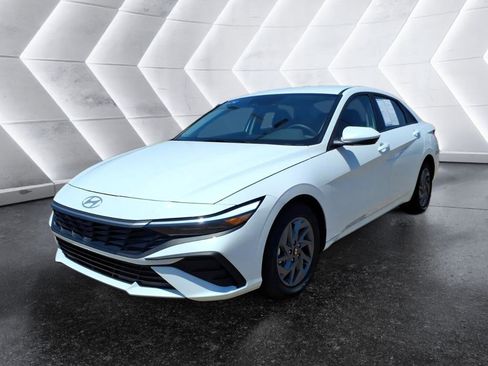Used 2025 Hyundai Elantra Hybrid FWD image 1