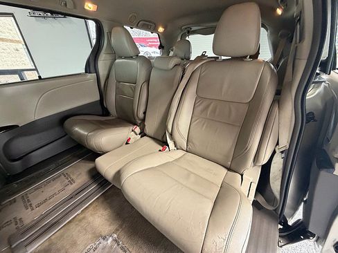 Used 2016 Toyota Sienna XLE Premium FWD image 11