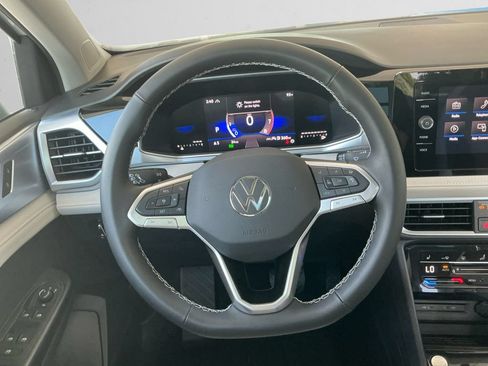 Certified 2025 Volkswagen Taos SE w/ Panoramic Sunroof Package AWD/4WD image 12