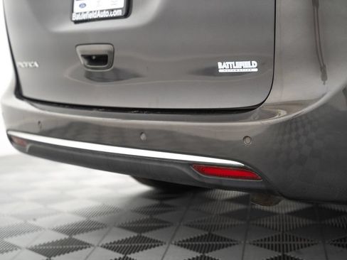 Used 2017 Chrysler Pacifica Touring-L Plus w/ Tire & Wheel Group FWD image 9