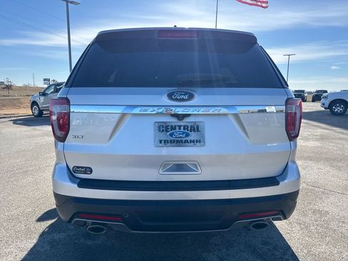 Used 2018 Ford Explorer XLT image 5
