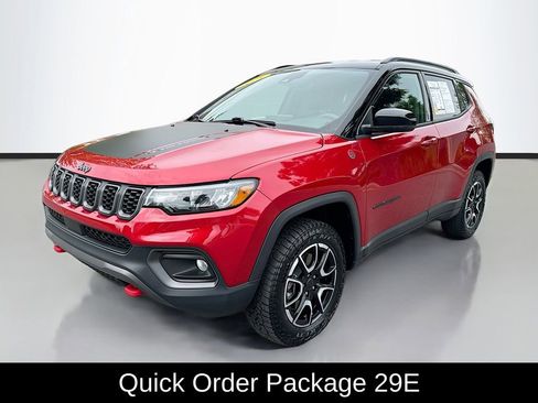 Used 2025 Jeep Compass Trailhawk AWD/4WD image 3