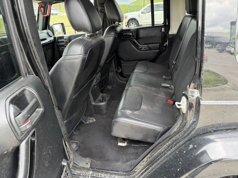 Used 2017 Jeep Wrangler Unlimited Sahara AWD/4WD image 6