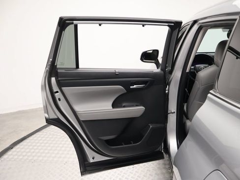 Used 2023 Toyota Highlander XLE FWD image 21