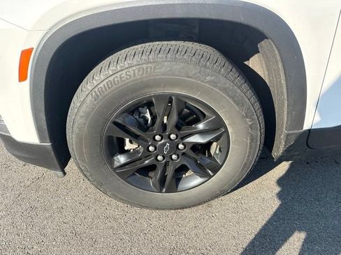 Used 2023 Chevrolet Traverse LT FWD image 9