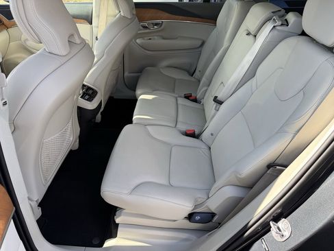 Certified 2022 Volvo XC90 T6 Momentum w/ Climate Package image 11