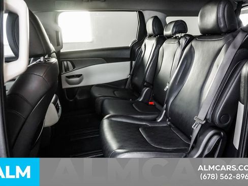 Used 2024 Kia Carnival LX image 17