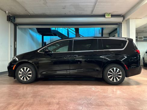 New 2026 Chrysler Pacifica Select image 2