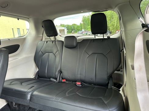 Used 2019 Chrysler Pacifica Touring-L FWD image 18