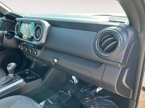 Used 2016 Toyota Tacoma TRD Off-Road AWD/4WD image 27