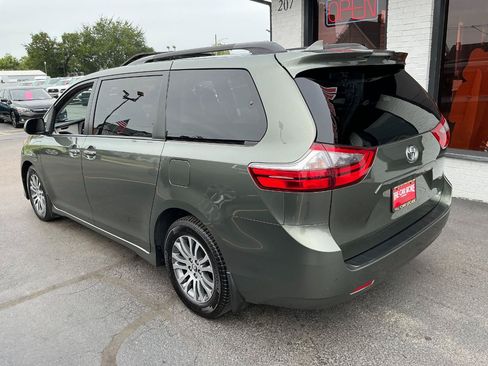 Used 2020 Toyota Sienna XLE Premium w/ Carpet Mat Package FWD image 5