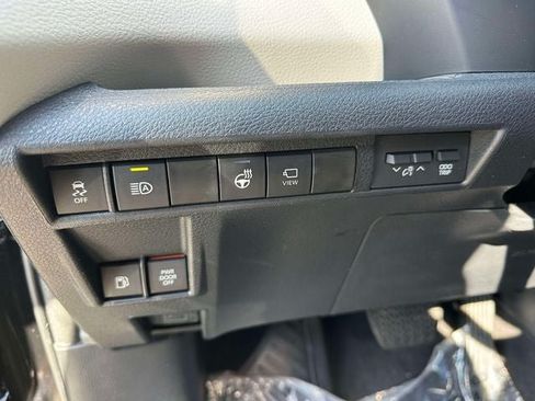 Used 2023 Toyota Sienna Platinum AWD/4WD image 32