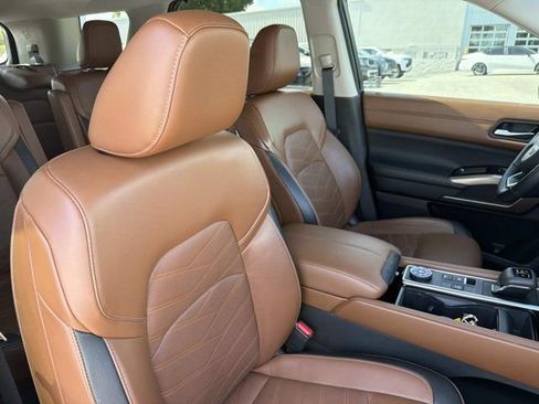 Used 2024 Nissan Pathfinder Platinum AWD/4WD image 17