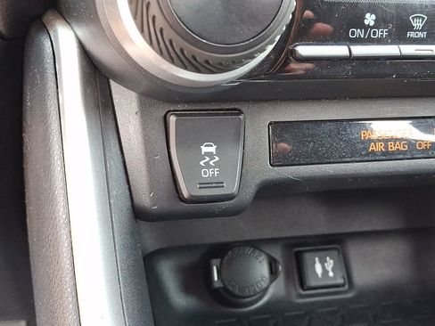 Certified 2019 Toyota RAV4 LE AWD/4WD image 28